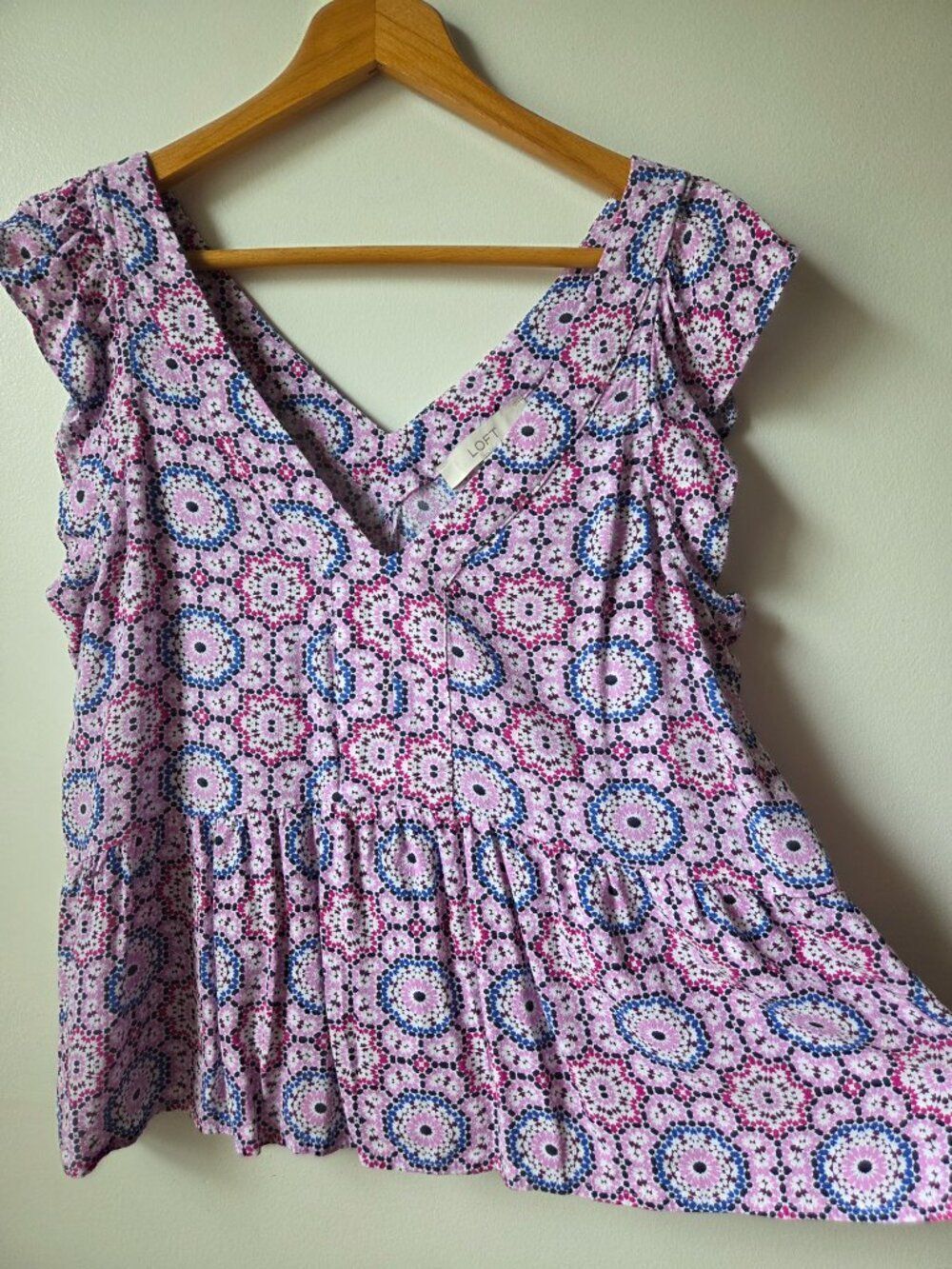 EUC LIKE NEW LOFT V NECK PRINTED BABYDOLL TOP FLUTTER SLEEVES SIZE M
